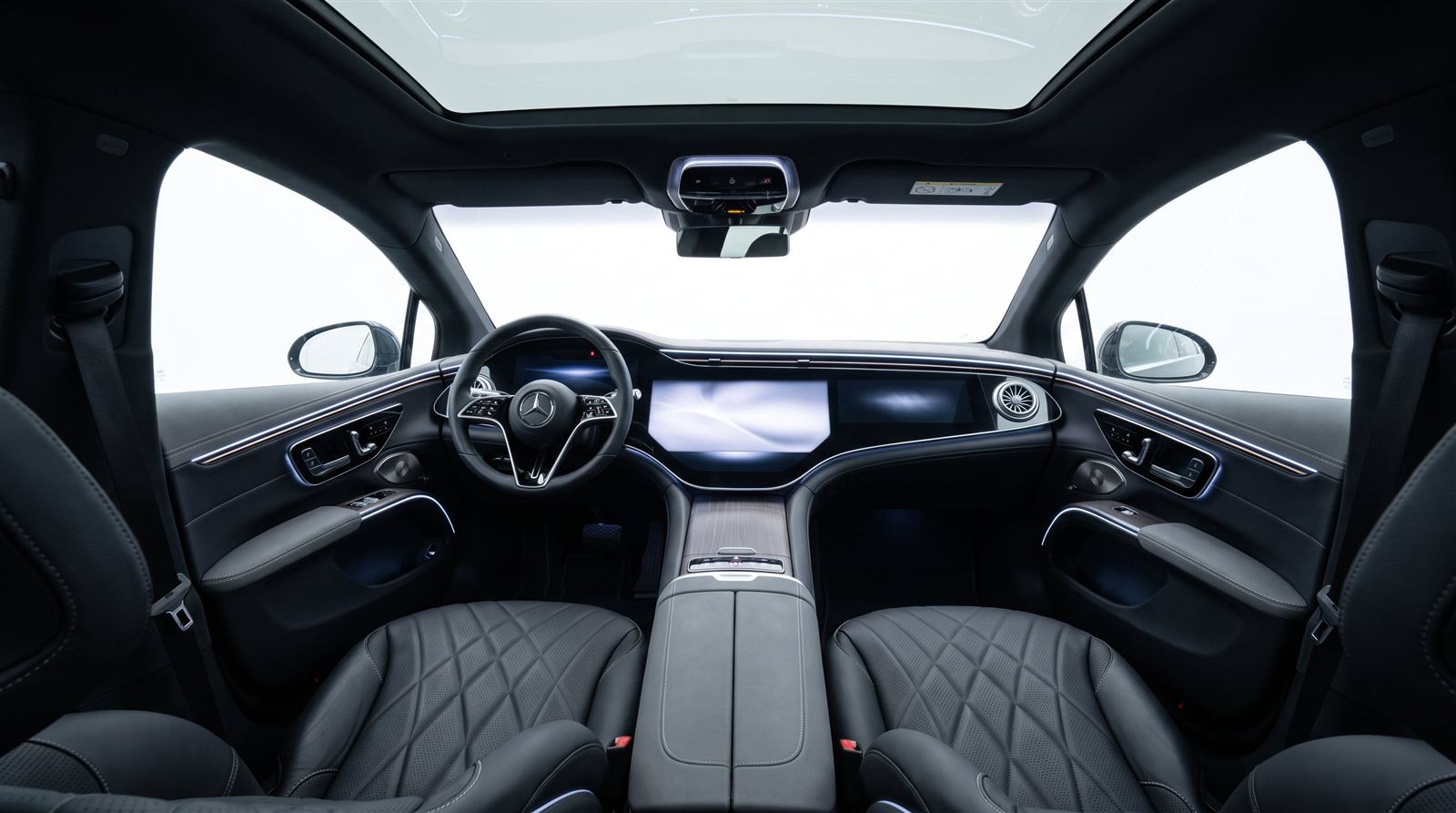 Interieur van de Mercedes met groot dashboarddisplay
