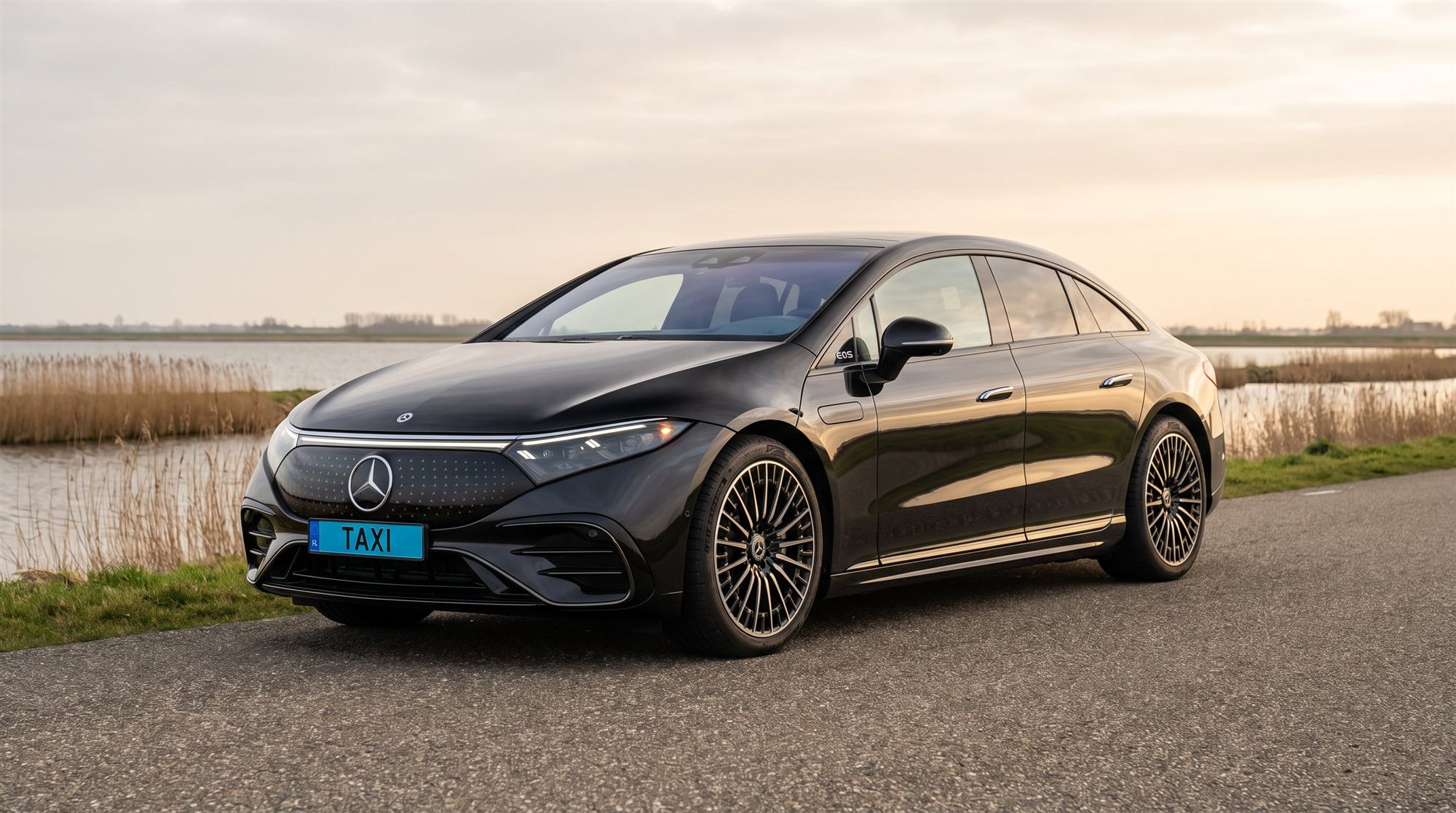 Zwarte Mercedes EQS van Taxi Le Noir met taxikenteken bij de Vinkeveense Plassen